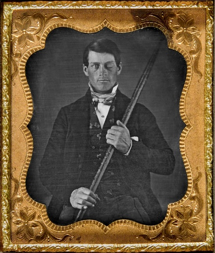 Dagherrotipo di Phineas Gage col ferro di pigiatura in mano. Si nota la ptosi palpebrale all'occhio sinistro ©originalmente dalla collezione di Jack and Beverly Wilgus, ora nel Warren Anatomical Museum, Harvard Medical School